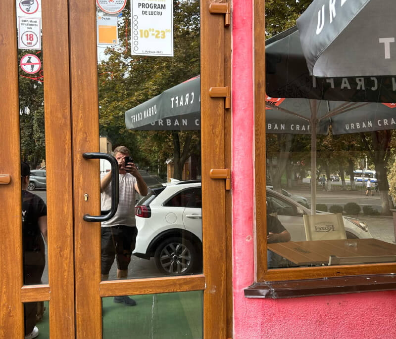 Schimbarea balamalelor la ușa de intrare