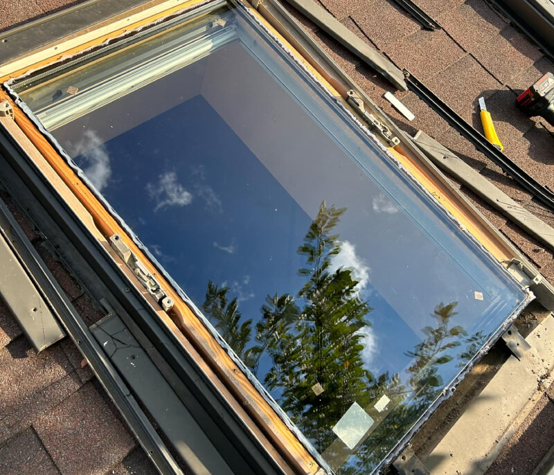 Schimbarea sticlei în geam  de mansardă